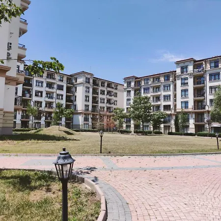 Aivasovski Park - Meters Away From 포마리
